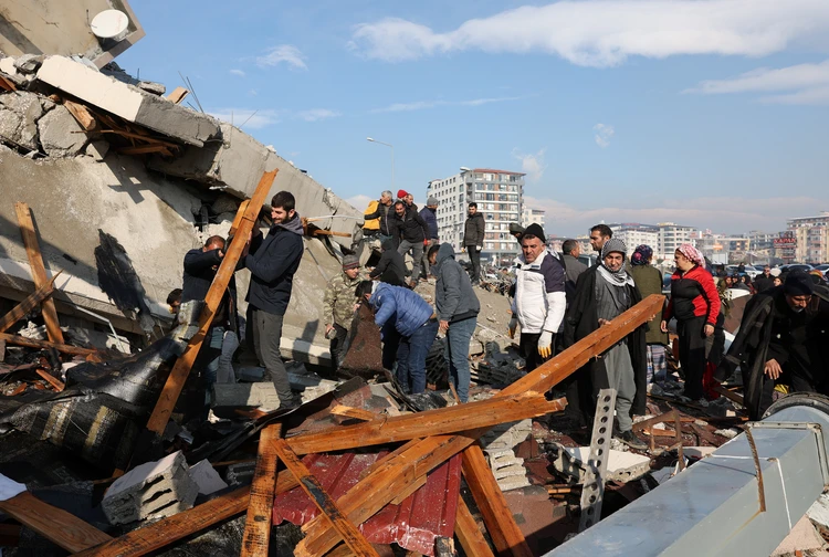 Около 15 миллионов человек находятся на улицах в зоне землетрясения на юго-востоке Турции. В пострадавших провинциях разворачивают палаточные лагеря.