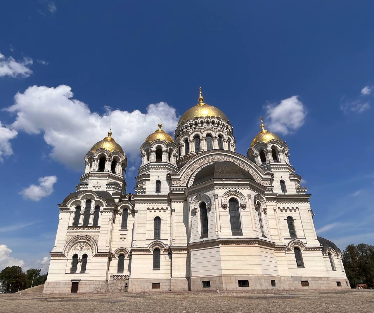 Дорога из Ростова в Новочеркасск занимает примерно час-полтора.