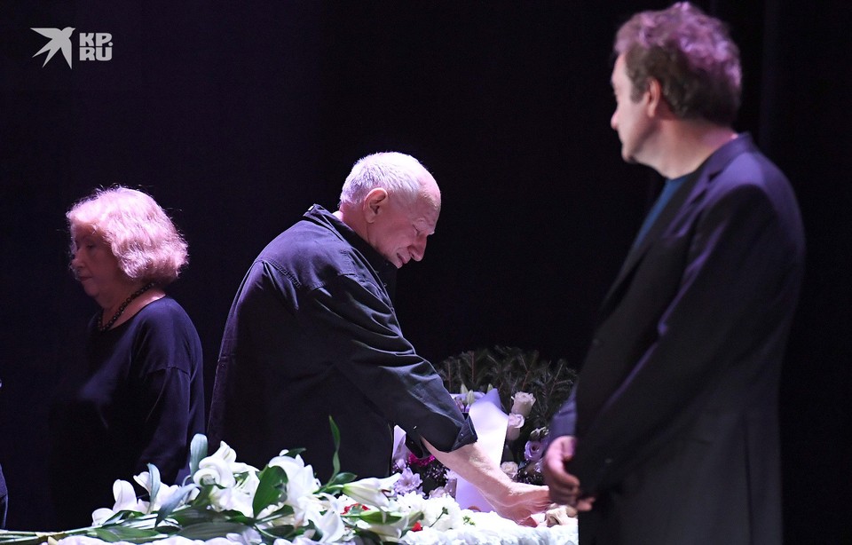 Лия Ахеджакова рыдала у гроба, церемония закончилась аплодисментами: в ...