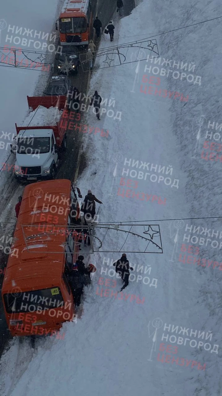 Зажало автобус с людьми: Снежная лавина сошла со склона в центре Нижнего  Новгорода - KP.RU