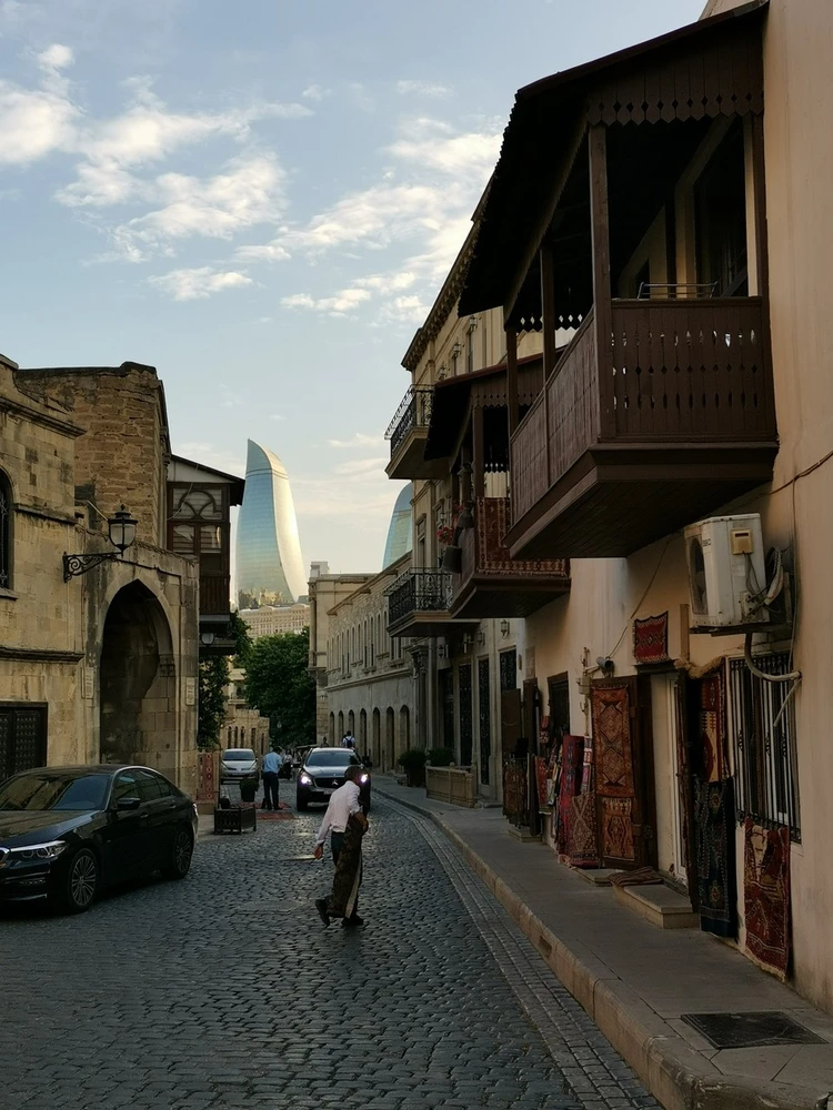 В Баку дух древности и современности гармонично сочетаются. Фото: Назим Агаев