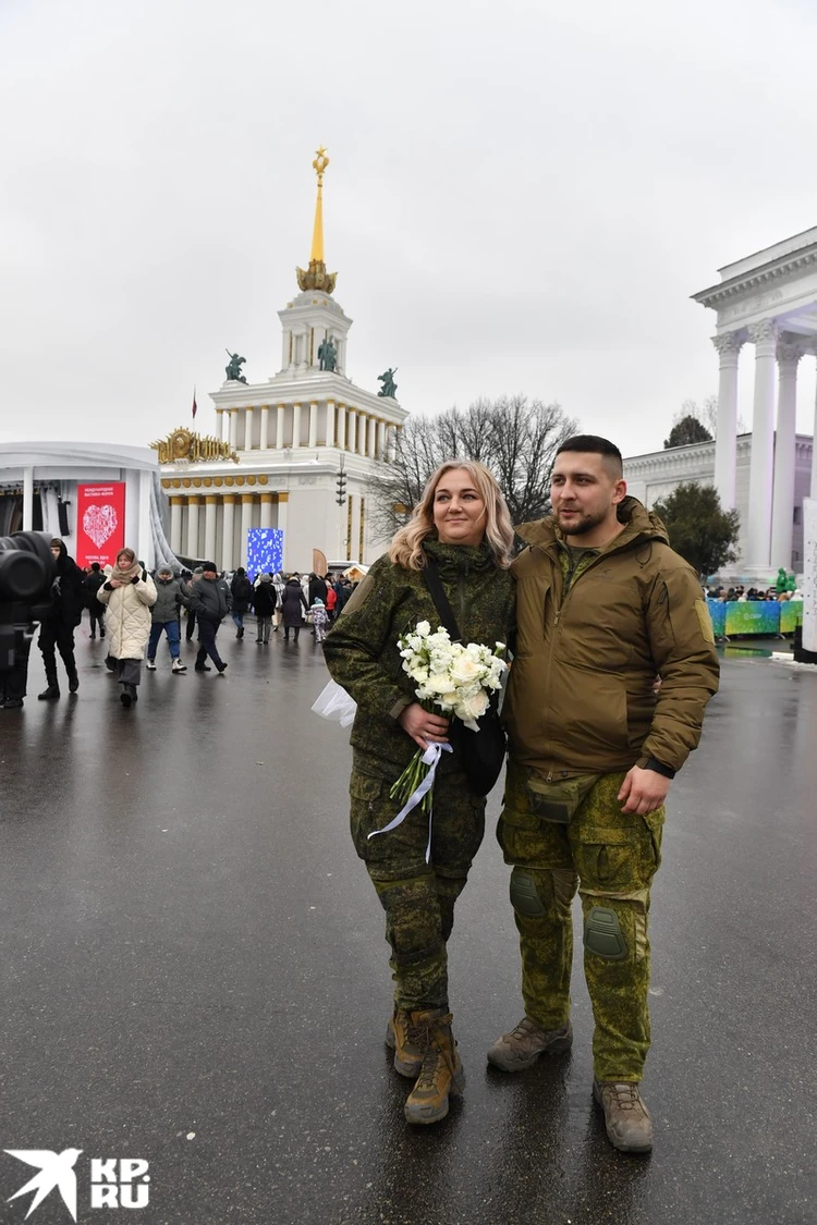 С фронта прямо под венец: добровольцы Евгений Пронин и Юлия Береза сыграли  свадьбу на выставке 