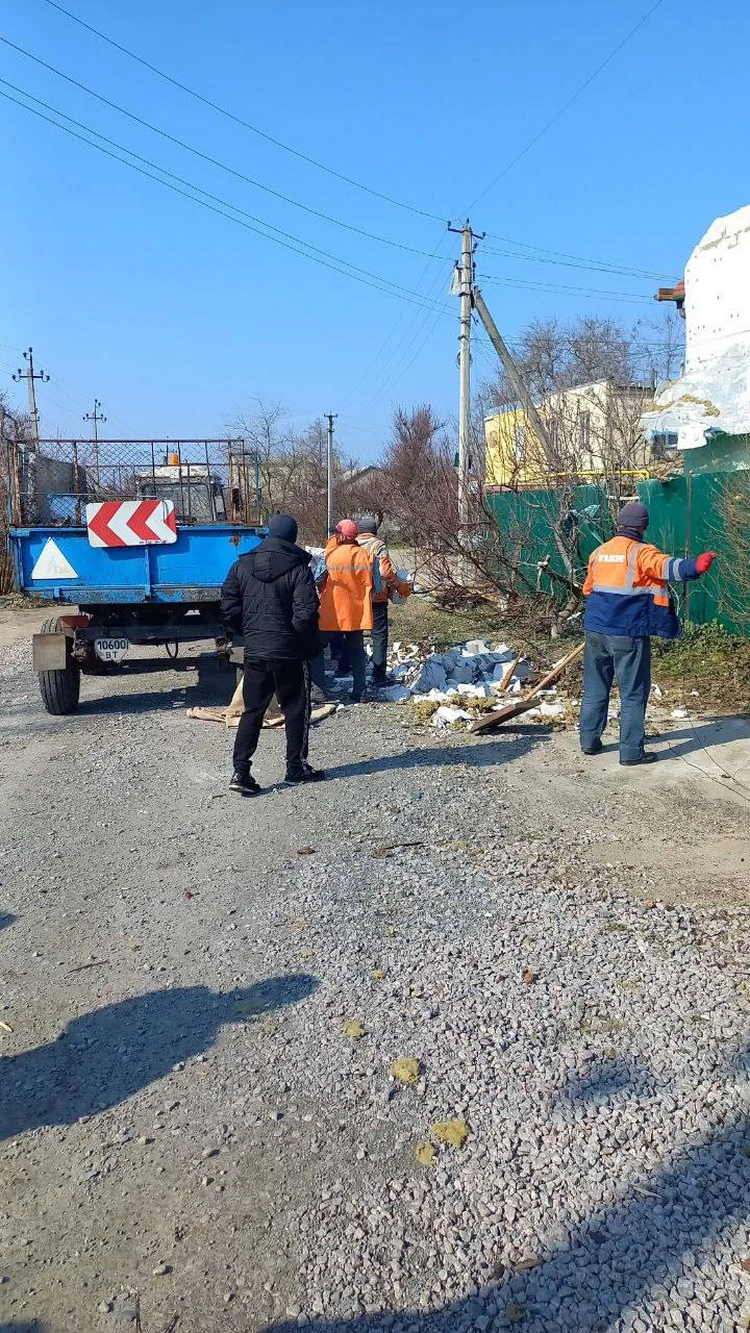 Жертв чудом удалось избежать: боевики ВСУ сбросили боеприпас на частный дом  в Новой Каховке - KP.RU