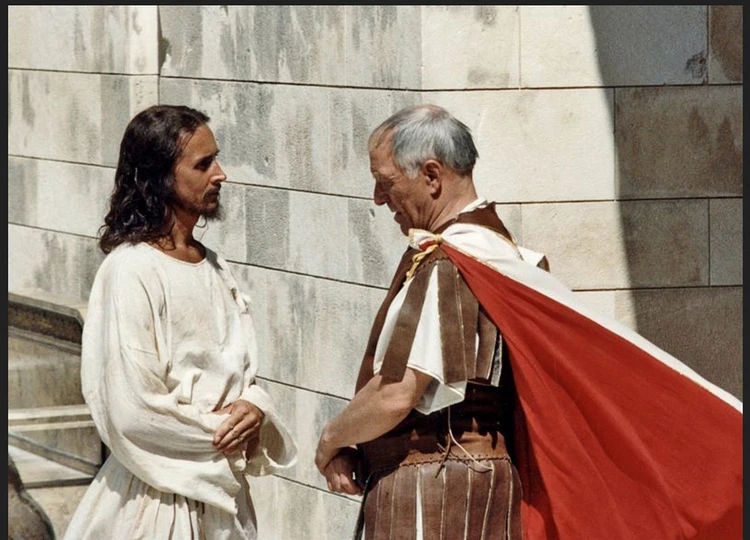 Кадр из фильма: у Пилата плащ с красным подбоем.