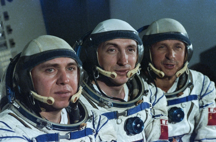 Члены экипажа орбитальной станции "Салют-7": командир экипажа Владимир Васютин (в центре), бортинженер Виктор Савиных (справа) и космонавт-исследователь Александр Волков. Фото: Пушкарев Альберт/Фотохроника