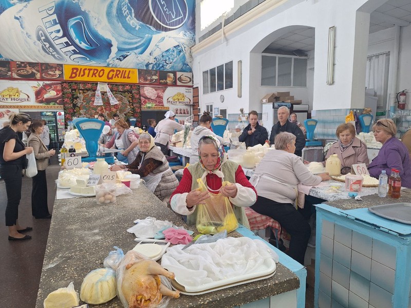В молочном павильоне много покупателей.