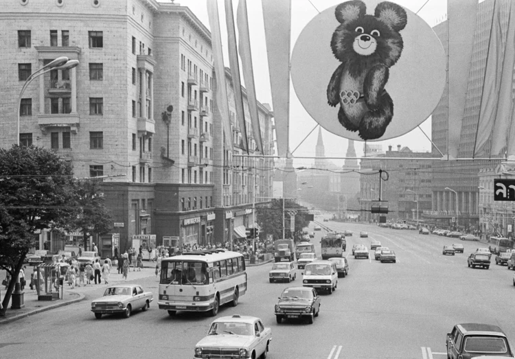 Олимпийский Мишка на улице Горького. Фото: Александр Овчинников/ТАСС.