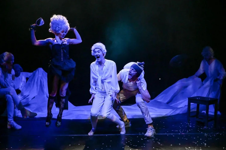 В постановке актеры буквально летают по «пятачку» сцены.