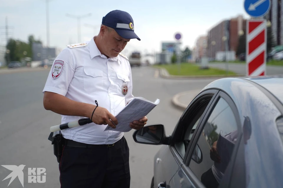 Автоинспекторы не так часто проверяют страховку. Возить бумажную не обязательно, если есть электронная версия.