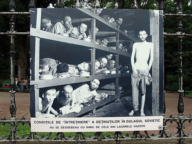 Автор фотовыставки Георгий Мырзенко фотографию подписал так: “Условия “содержания” узников советского ГУЛАГа не отличались ничем от нацистских лагерей.