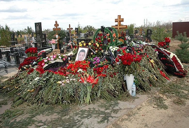 Фото владимира кадина волгоград. Могила Владимира Кадина. Кадин могила Волгоград. Кадин Владимир Волгоград.