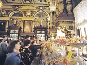 Этот снимок сделан в гастрономе № 1 в 1987 году - после расстрела Соколова. Магазин был уже не тот: хороших продуктов все меньше, зато появились очереди и продавцы научились хамить.