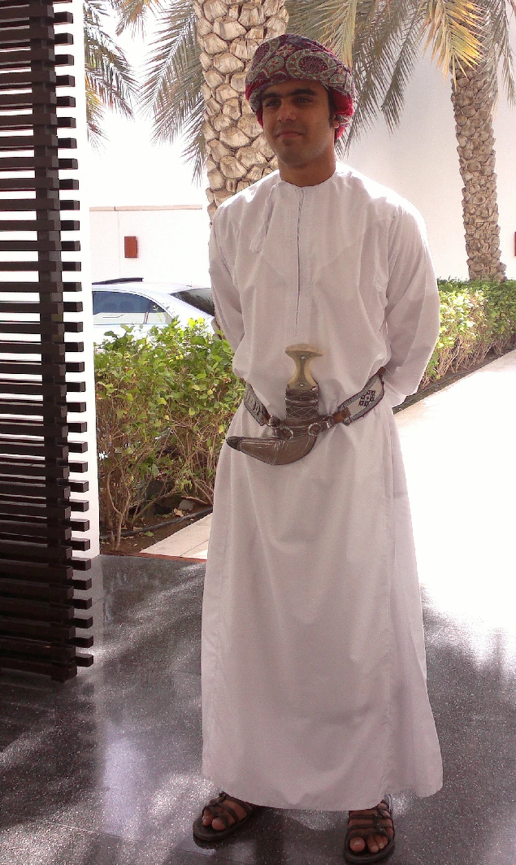 Оман: Мужчины в белом и женщины в черных масках - KP.RU
