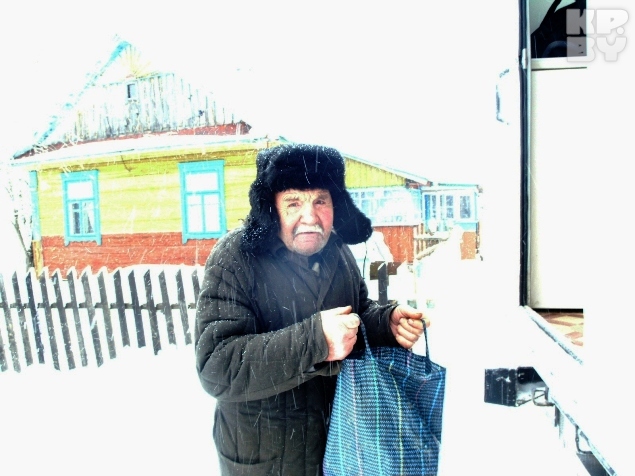 Зимой из развлечений только телевизор, телефон да автолавка