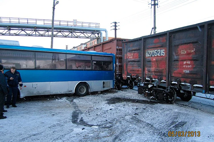 На Сахалине застрявший на жд-путях пассажирский автобус едва не снес поезд