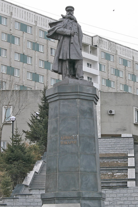 Памятник адмиралу Степану Макарову