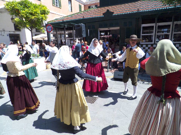 На улицах Сьютаделлы часто устраивают концерты. Причем не для туристов, для себя. Певцы, танцоры и музыканты - не профессиональные, это просто хобби горожан.