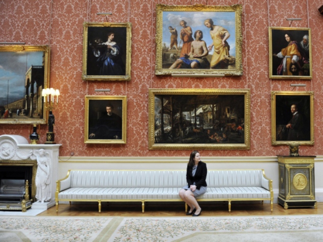 Картинная галерея - это самое длинное помещение Букингемского дворца