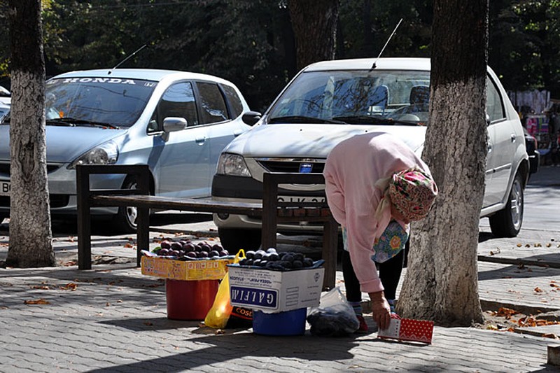 Эту старушку можно обвинить в незаконной торговле, но "торговую точку" она содержит в чистоте. Еще ФОТО