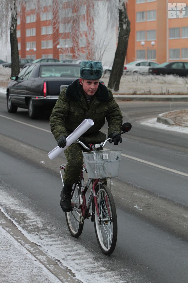Даже солдаты ездят на велосипедах.