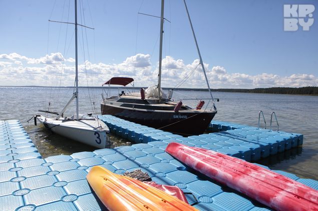 Возле деревни Наносы есть причал, можно покататься на яхточках.