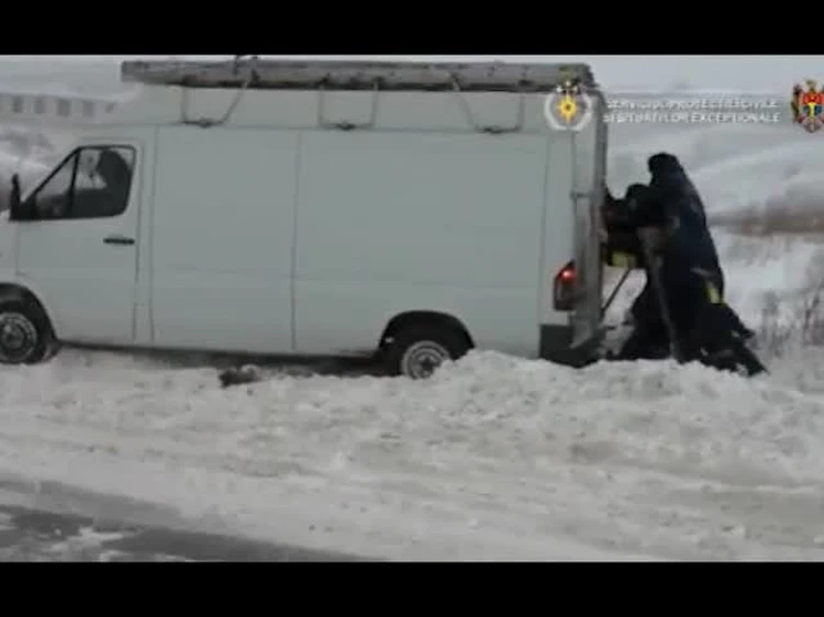Как во время снегопада спасатели работают на дорогах Молдовы