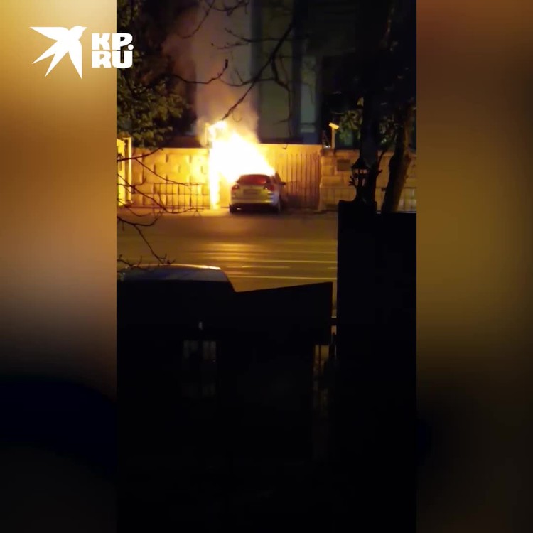 Автомобиль врезался в забор посольства России в Бухаресте