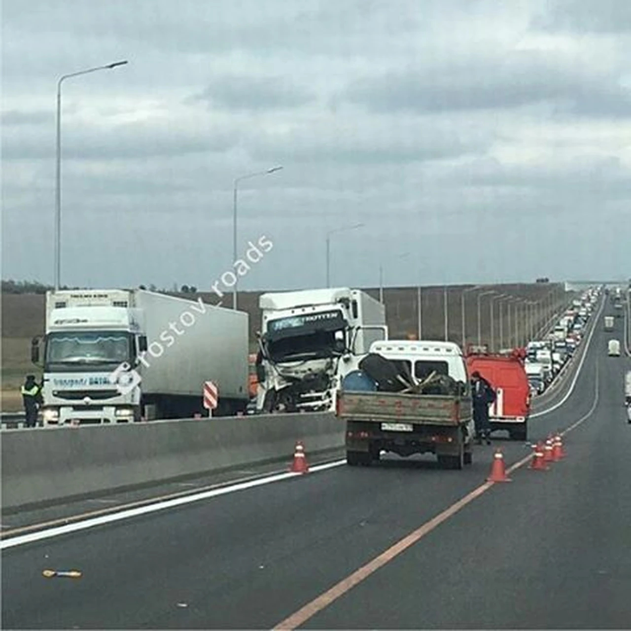 Авария двух грузовиков заблокировала движение по М-4 в районе села  Самарское - KP.RU