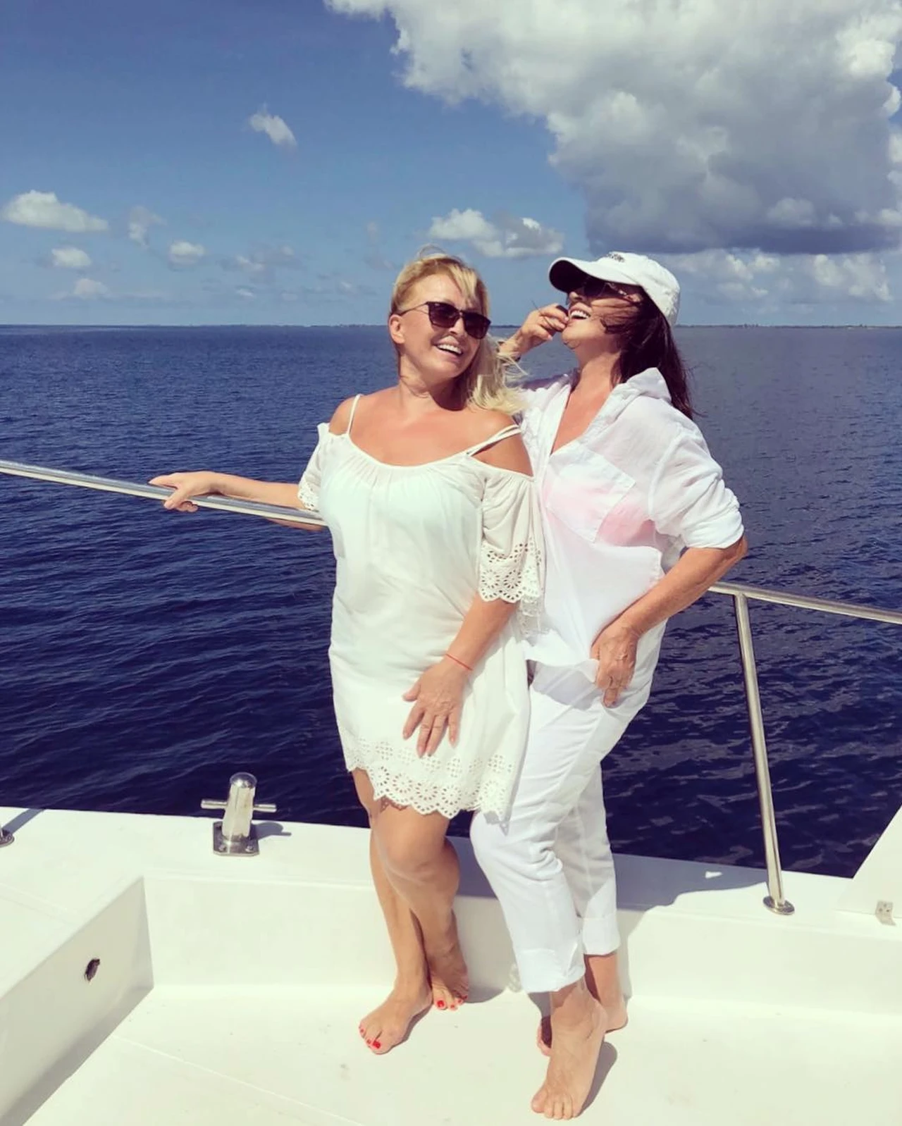 Желіде екі апалы-сіңліліді әкелері попуга алады