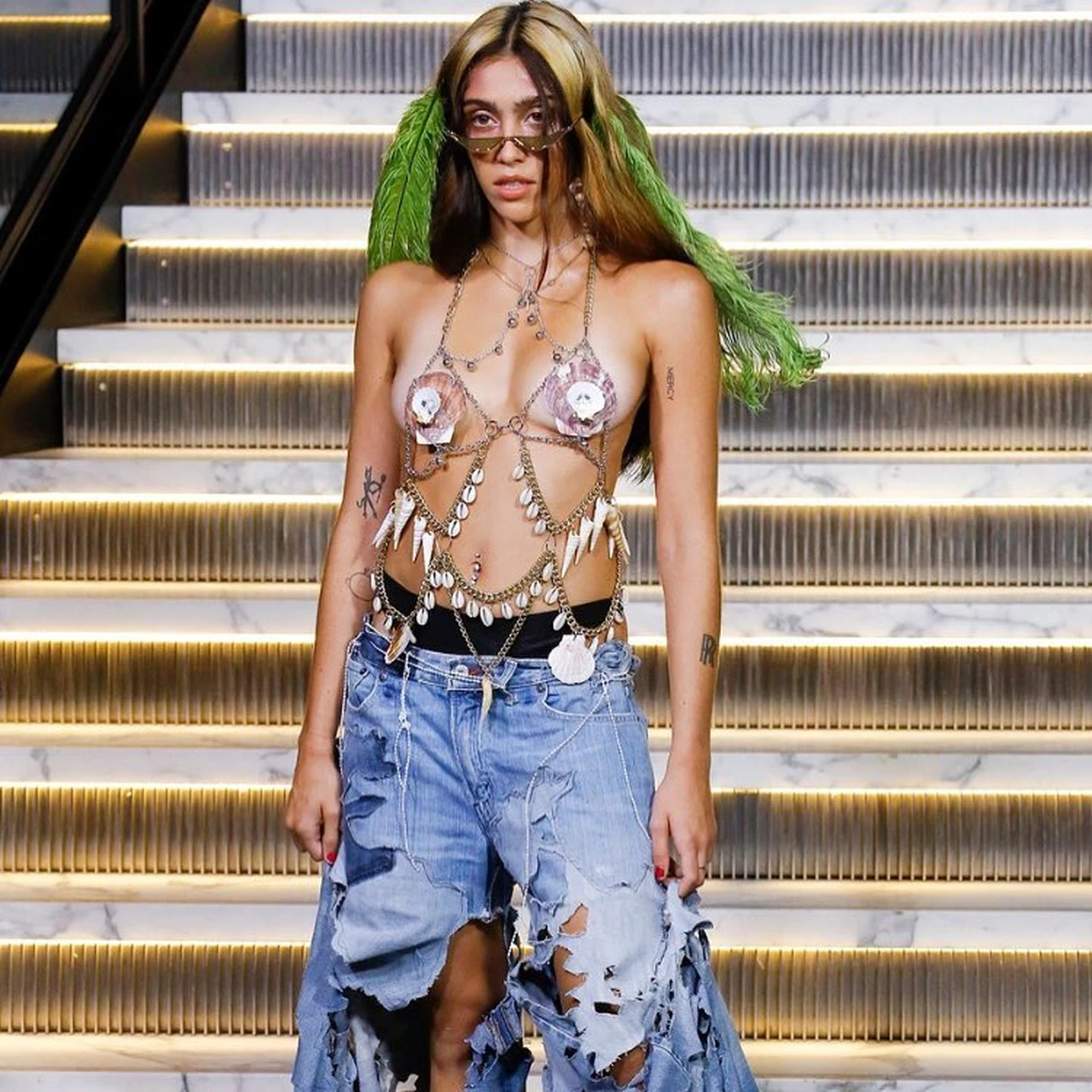 Дочь Мадонны прикрыла голую грудь ракушками и вышла на подиум Нью-Йоркской  Недели моды - KP.RU